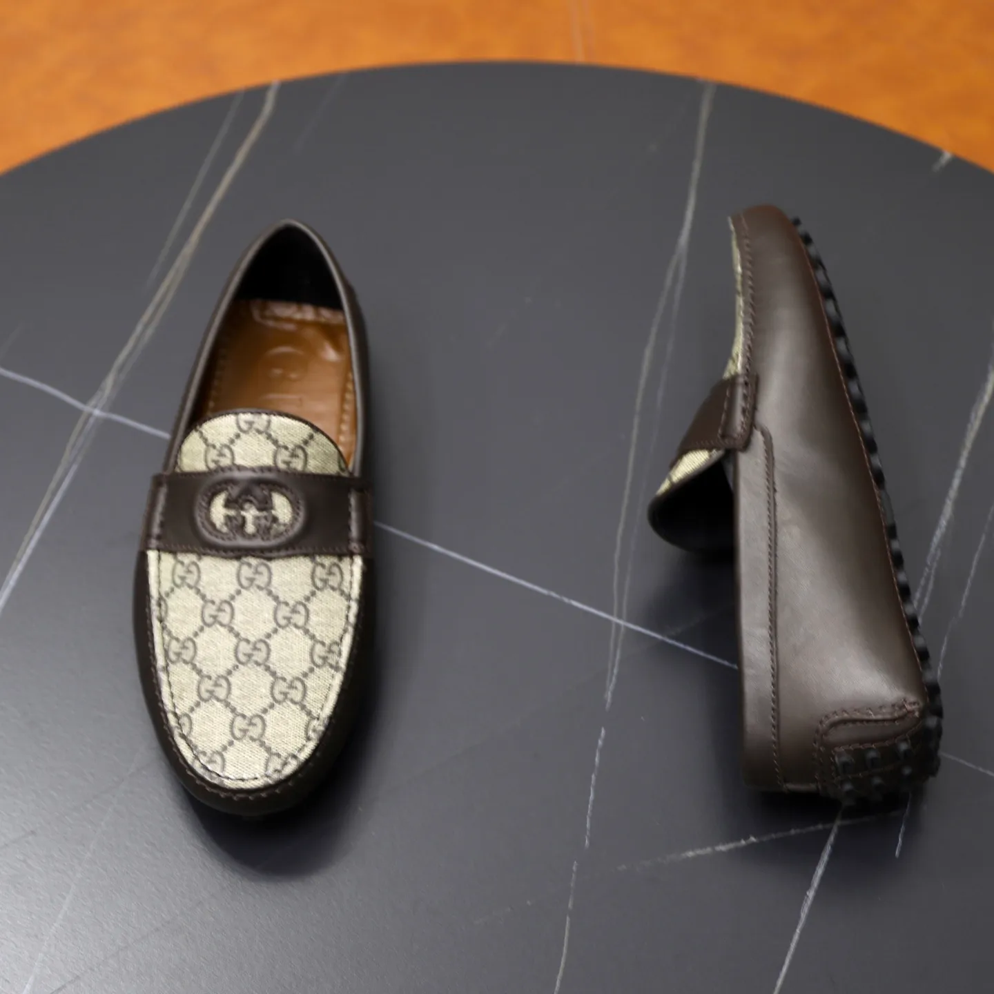 Ex-factory price: 460💰[GUCCI] Gucci ⚠️High-end men’s driving and pedal series ⚠️38-44 (customized for 45) ⚠️All original cowhide leather! Thick and soft! Made entirely of calfskin lining! Rubber sheet anti-slip beanie sole! Three-dimensional package technology! Fashionable and classic! Handicrafts! Original high quality! Feel free to compare!